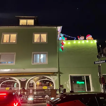 Feine 2-zimmer Dachgeschosswohnung Apartman *